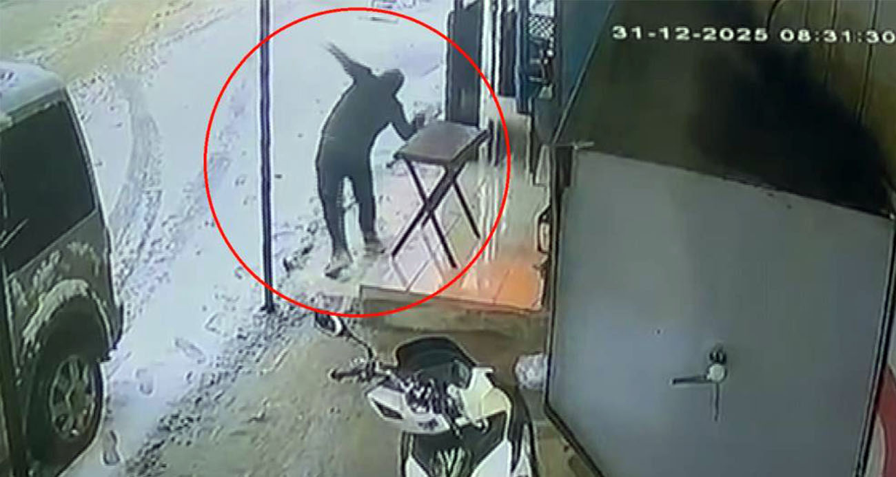 Hatay'da karla kaplanan fayans zeminde yürürken, ayakta duramayarak devrilen vatandaşların zor anları güvenlik kamerasına yansıdı.