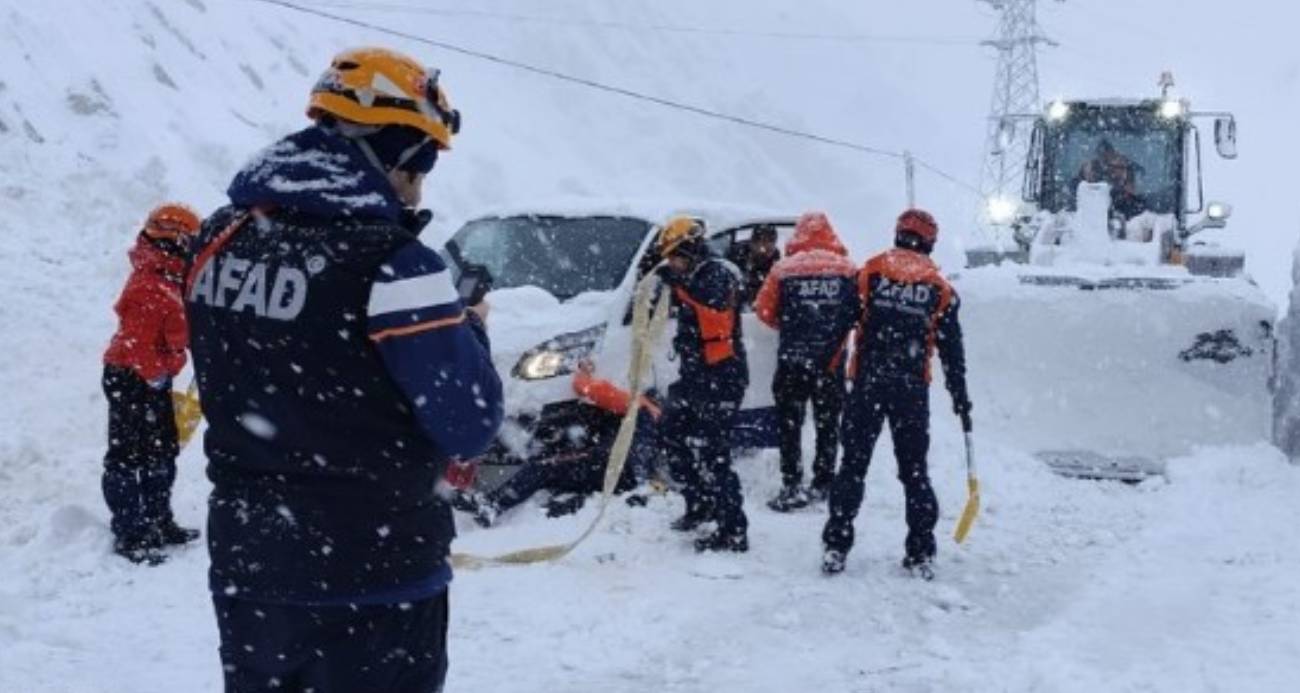 Hakkari’de çığ altında kalan araçtaki 2 kişi kurtarıldı