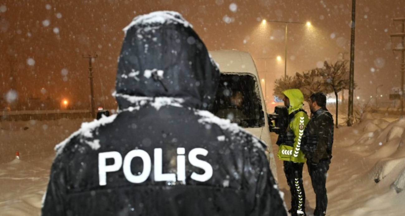 Polisler yolda kalanların yardımına koştu