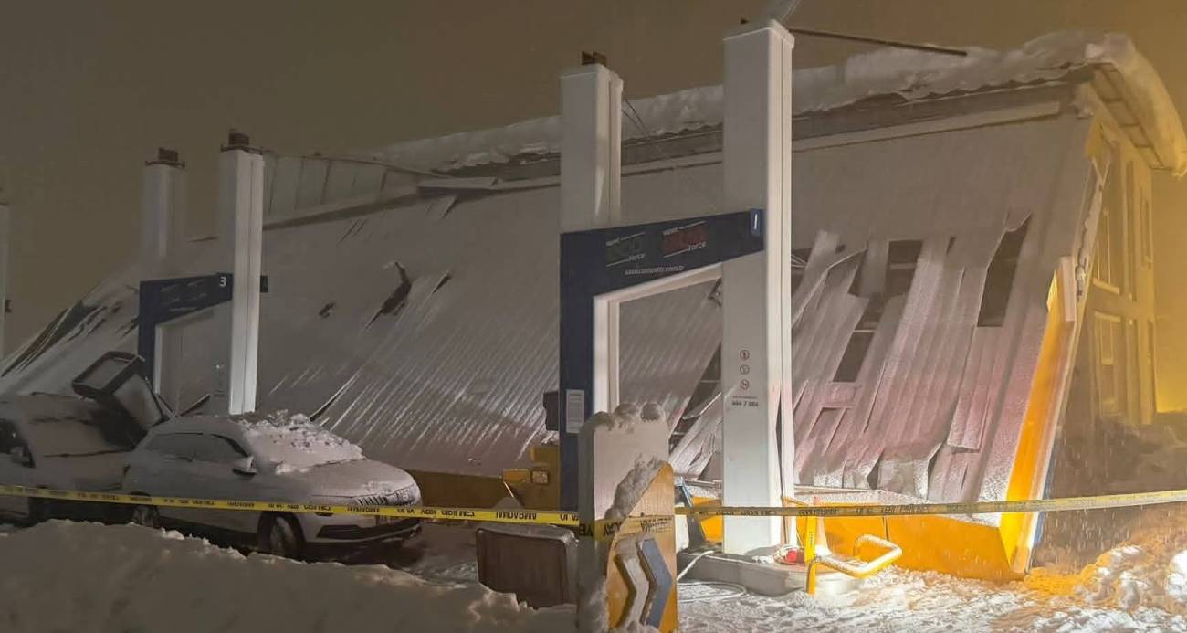 Hakkari’de akaryakıt istasyonunun çatısı çöktü: 8 kişi yaralandı