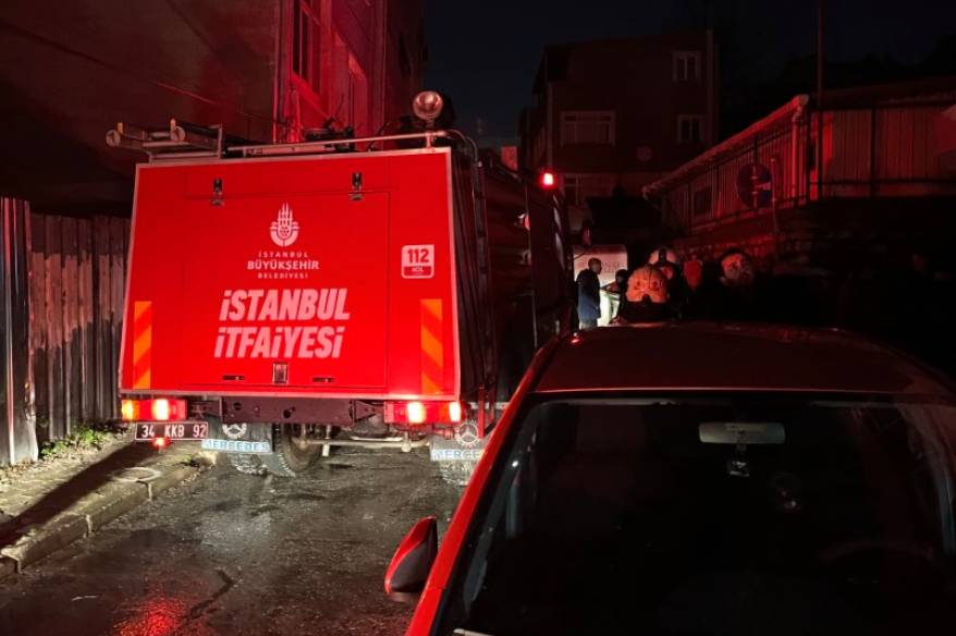 Fatih’te 5 katlı binada yangın: 6 kişi dumandan etkilendi