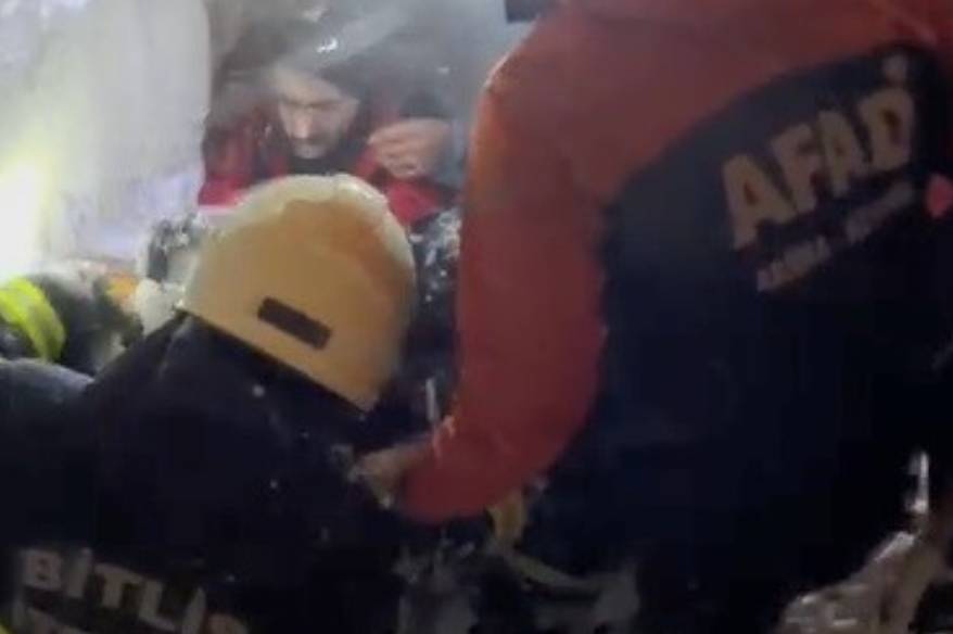 Damda kar temizlerken üzerlerine çığ düştü