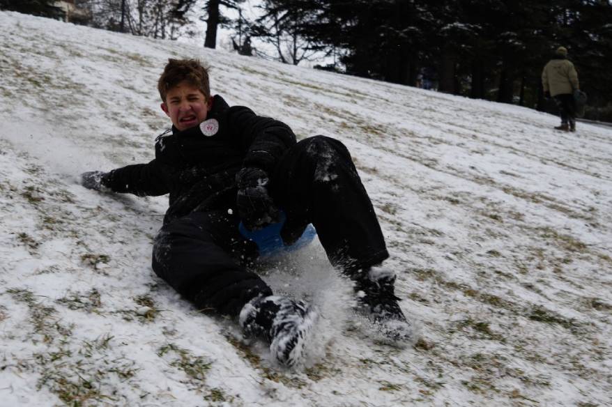 Kar yağışını fırsata çeviren Ankaralılar parklara akın etti