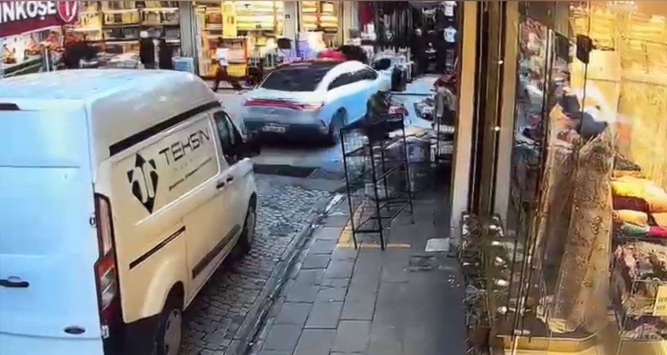 Eminönü’nde fren yerine gaza basan sürücü vatandaşların arasına daldı