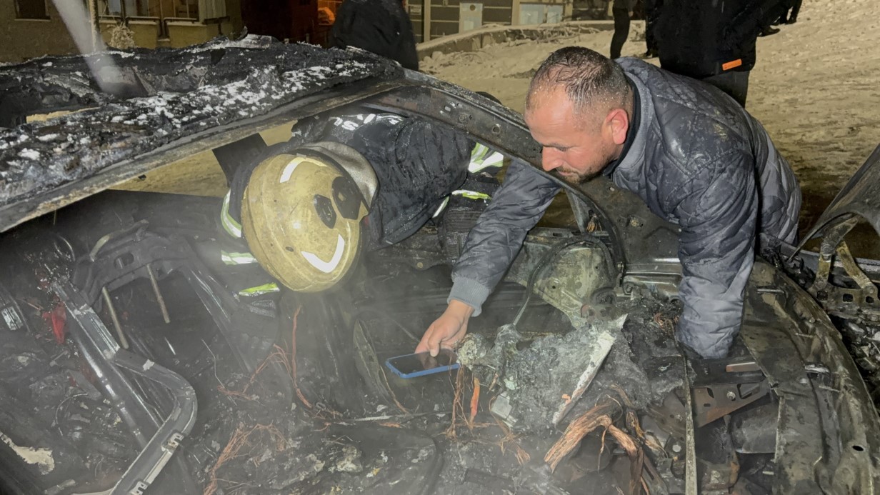 Karlı rampayı çıkarken zorlanan araç alev alev yandı: Sürücü yanan araçta para ve altınını aradı