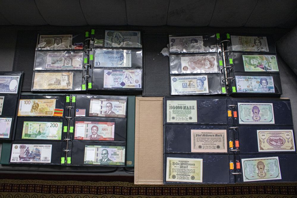 40 yıllık para koleksiyonu Gazze için açık artırmaya çıkıyor