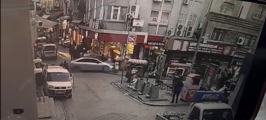 Eminönü’nde fren yerine gaza basan sürücü vatandaşların arasına daldı