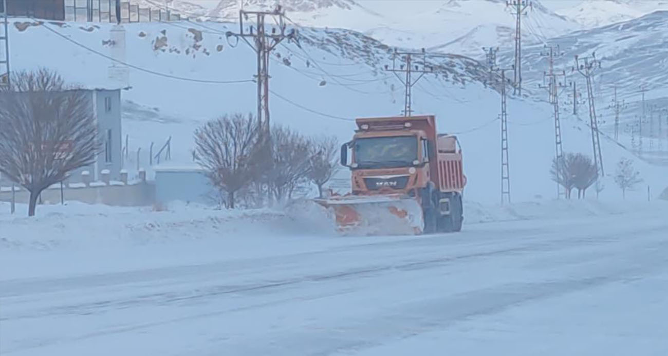 Van kent genelinde bir haftadır etkisini sürdüren kar yağışı, yüksek kesimlerde yerini şiddetli tipi ve fırtınaya bıraktı. Olumsuz hava şartları nedeniyle il genelinde 594 yerleşim yerinin yolu ulaşıma kapanırken, okullar bu günde tatil edildi.