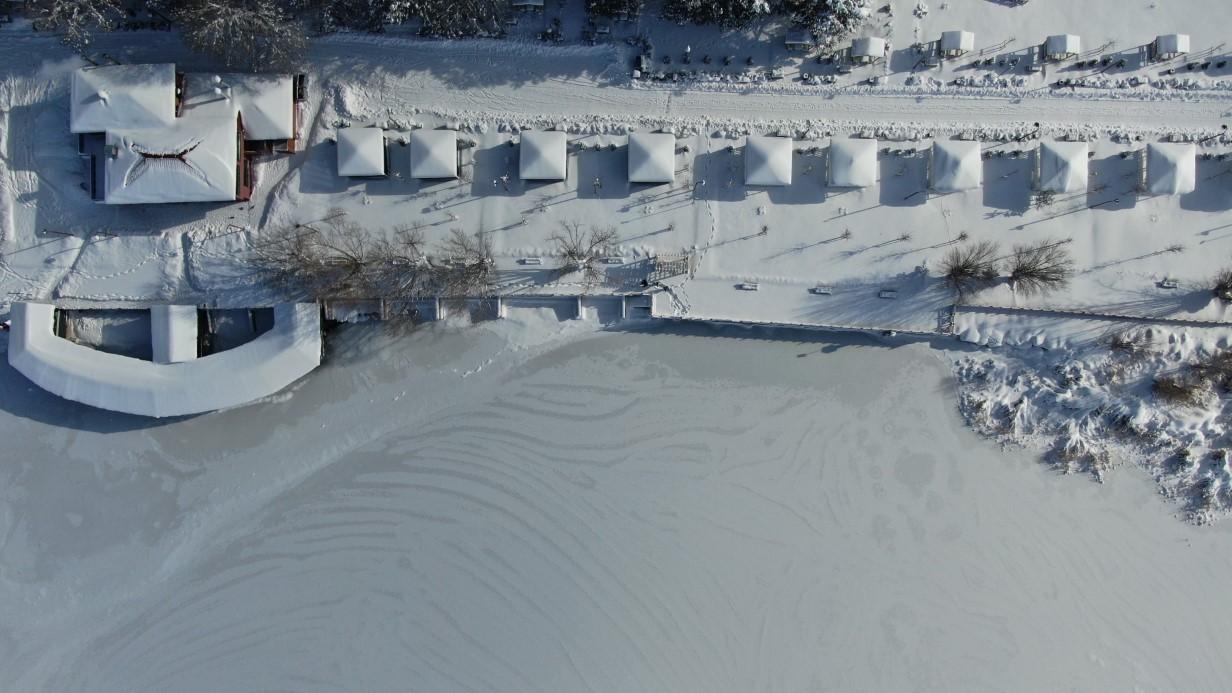 Termometreler eksi 21’i gösterdi, Hafik Gölü tamamen dondu