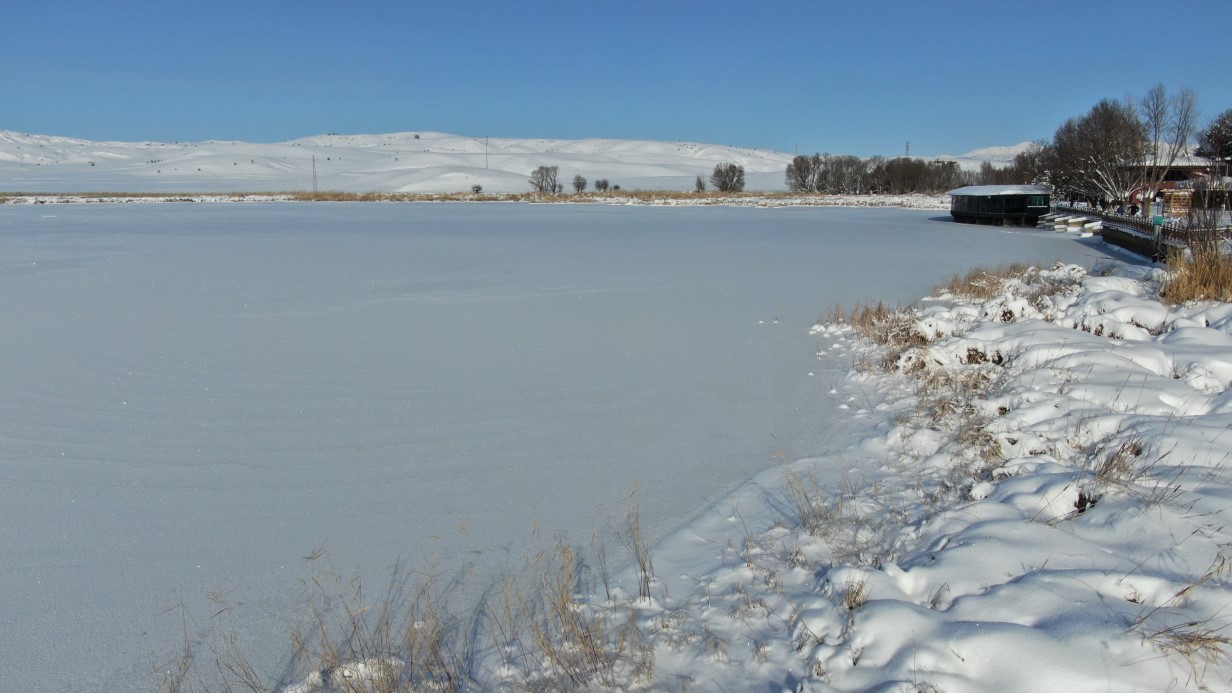 Termometreler eksi 21’i gösterdi, Hafik Gölü tamamen dondu