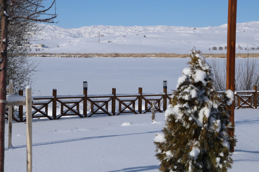 Termometreler eksi 21’i gösterdi, Hafik Gölü tamamen dondu
