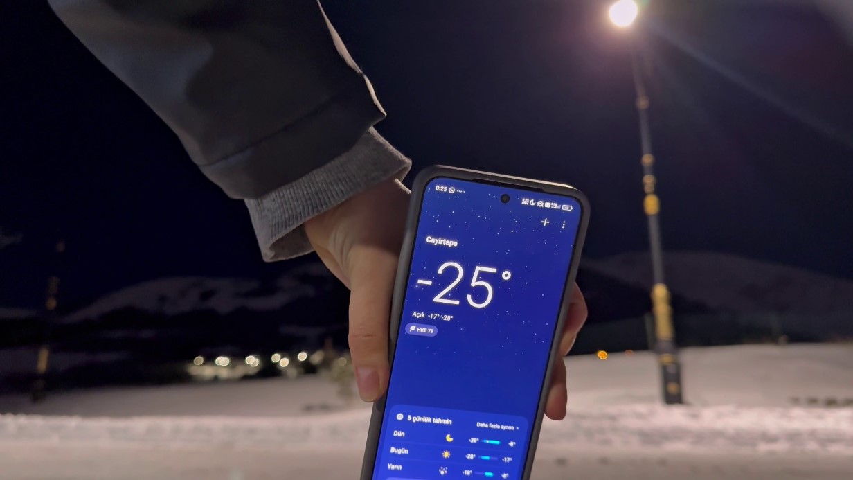 Erzurum’da kaynar su havada dondu