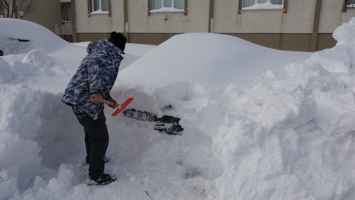Bitlis’te kar altında kalan araçlar güçlükle bulundu