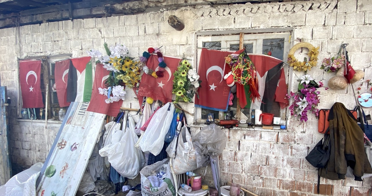 Çorum’da geçimini geri dönüştürülebilir atık malzemeleri toplayarak sağlayan 79 yaşındaki vatandaş, bulduğu Türk bayraklarını temizleyerek evinin duvarına asıyor.