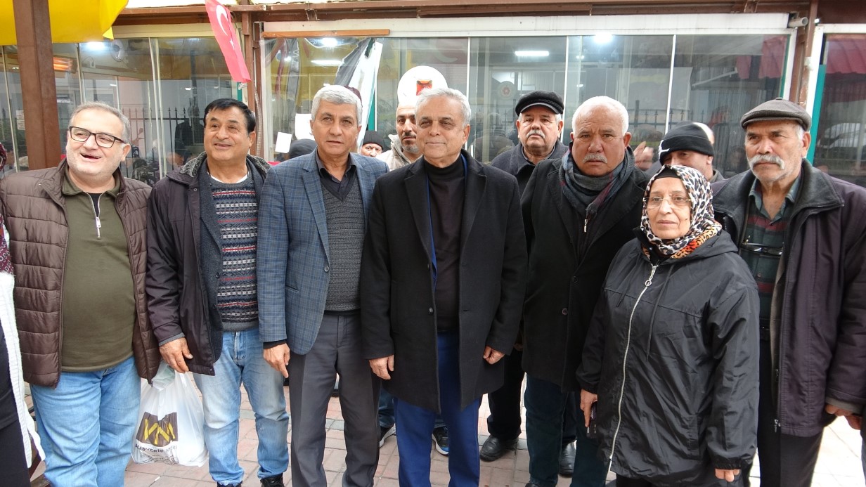 CHP’den istifa eden Mersin Milletvekili Hasan Ufuk Çakır, "7 Ocak Çarşamba günü grup toplantısında AK Parti’ye geçiyorum. AK Parti’nin yaptığını Türkiye’ye kimse yapmadı. AK Parti, devletinin, milletinin yanında. Millete de sordum, ’Nereye geçeyim?’ dedim, ’AK Parti’ye geç’ dediler, ben de milletin dediğini yapıyorum" dedi.