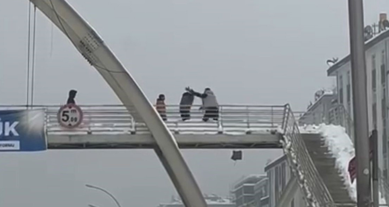 Diyarbakır’ın Bağlar ilçesinde üst geçitten araçlara kar topu attıkları gerekçesiyle çocukları darbeden sürücü tutuklandı.