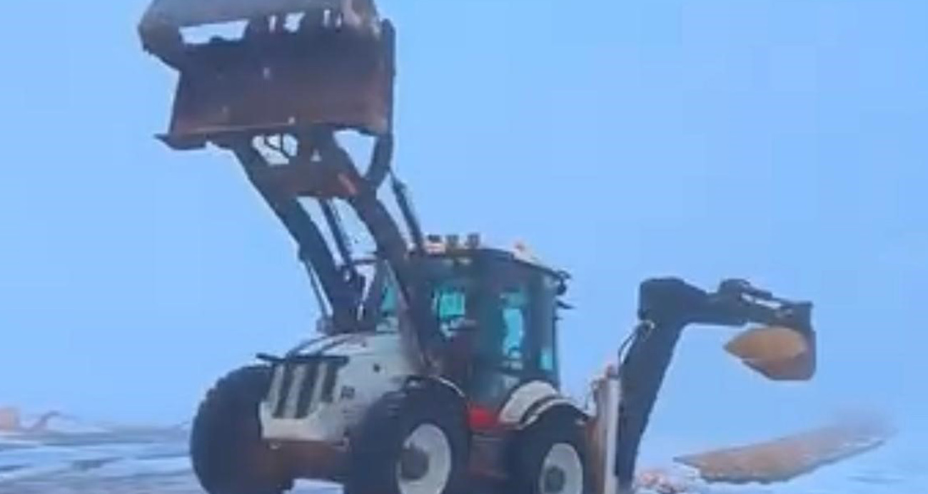 Diyarbakır’da kepçe operatörü, kullandığı iş makinasıyla drift attı. O anlar cep telefonu kamerasına yansıdı.