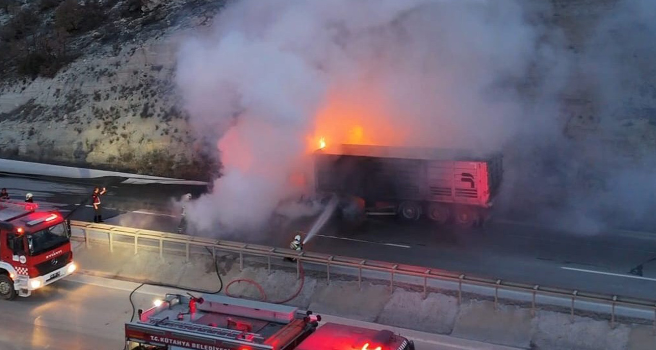 Kütahya’da seyir halindeki tır alevlere teslim oldu.