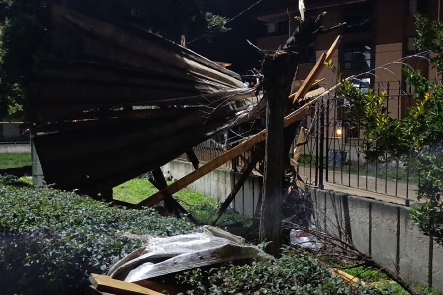 İnegöl’de şiddetli lodos çatıları uçurdu, araçlar zarar gördü