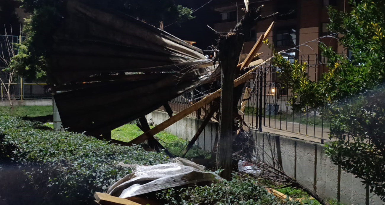 İnegöl’de şiddetli lodos çatıları uçurdu, araçlar zarar gördü