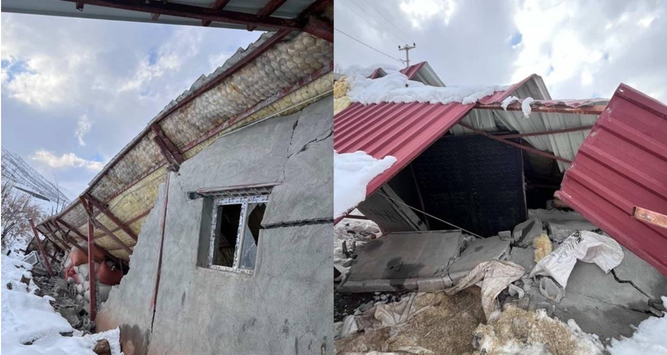 Hakkari’nin Çukurca ilçesinde çatısına biriken karın yüküne dayanamayan bir ahır çöktü.