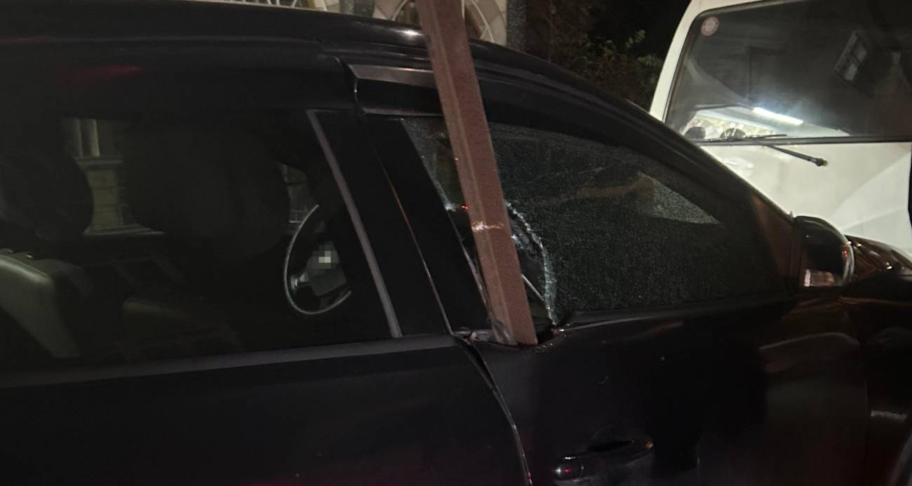 Avcılar’da şiddetli rüzgar nedeniyle 5 katlı binadan kopan 6 metrelik demir çubuk, park halindeki otomobile ok gibi saplandı.