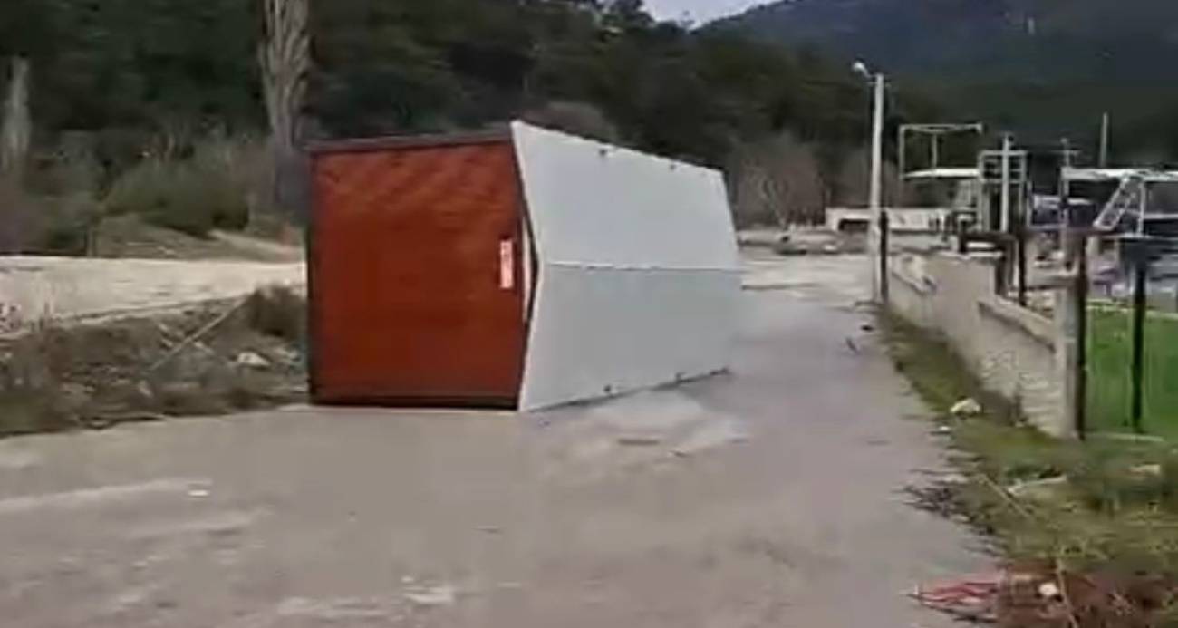 Bursa’da çatı ve prefabrik evler böyle uçtu, ağaçlar kırıldı