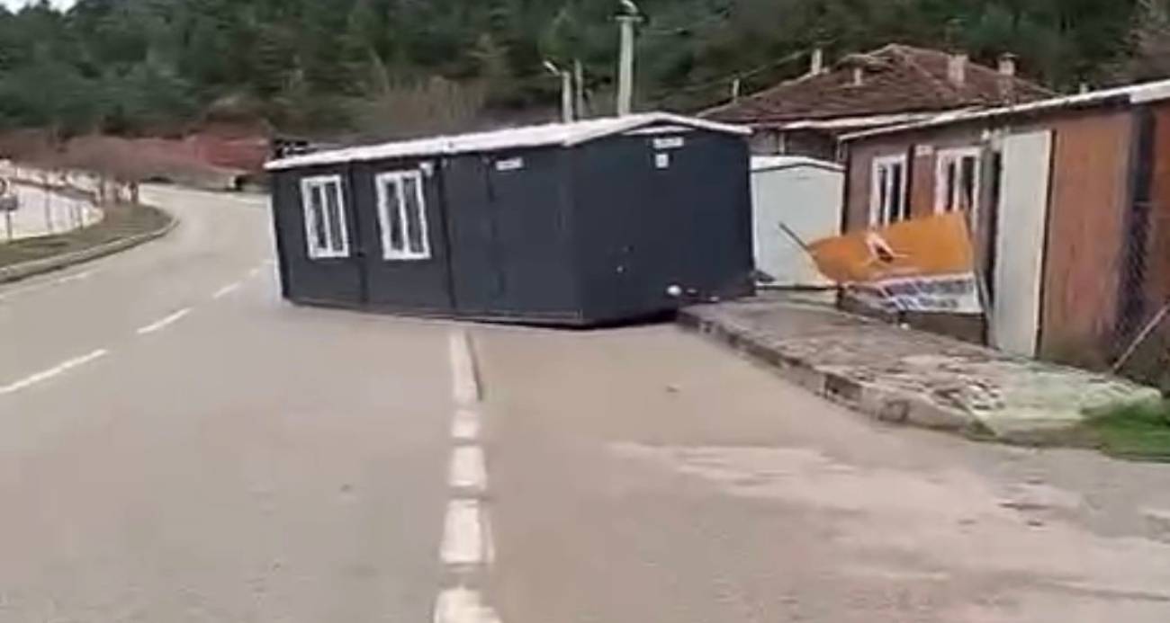 Bursa’da çatı ve prefabrik evler böyle uçtu, ağaçlar kırıldı