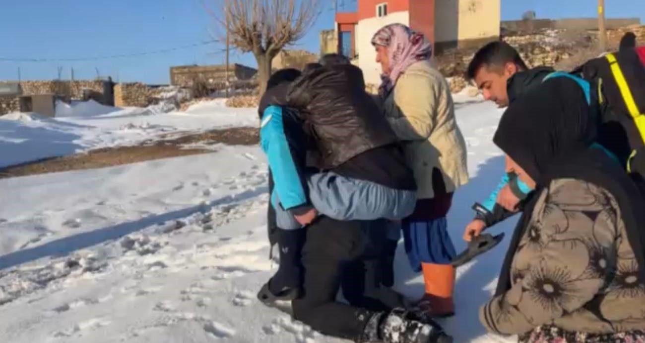 Mardin’in Midyat ilçesinde kar nedeniyle yolu kapanan mahalledeki hastaya ulaşan UMKE ekiplerinden sağlık personeli, 84 yaşındaki hastayı sırtından taşıdı.