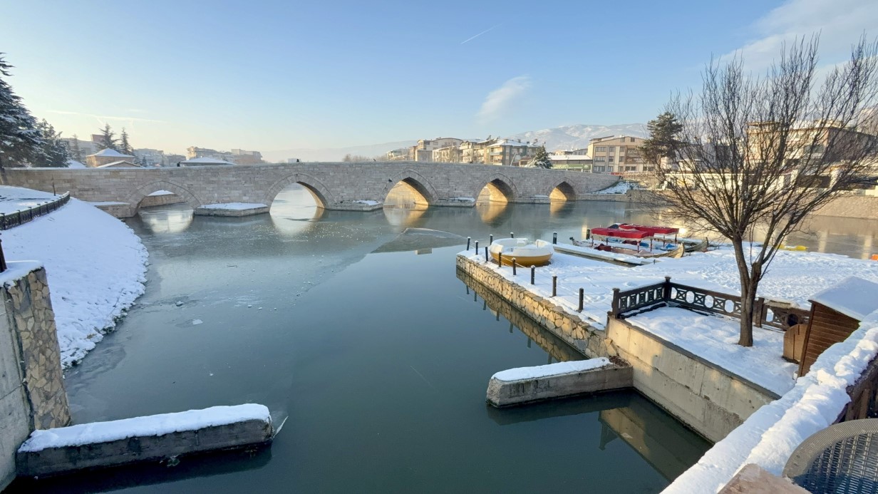 Tokat’ta son yüzyılın en sert ocak ayı yaşandı: Yeşilırmak’ın yüzeyi dondu