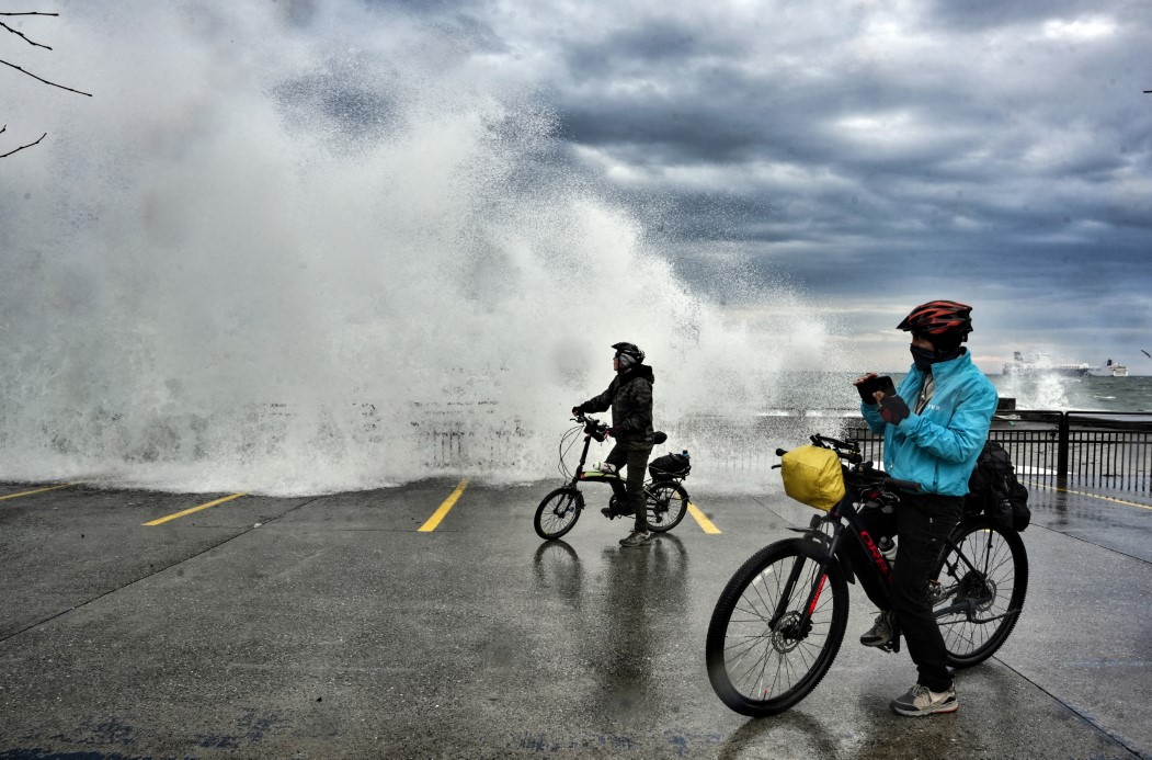 İstanbul'da lodos etkili oldu, dev dalgalar sahili kapladı