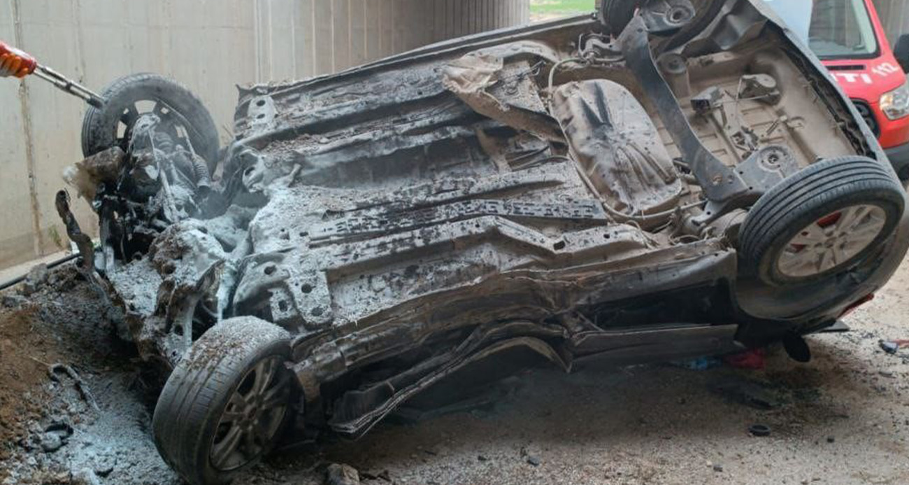 Mersin’in Tarsus ilçesinde aracın otoyol köprüsünden düşmesi sonucu iki kişi hayatını kaybederken, 3 kişi yaralandı. Yaralılar hastanelere kaldırılarak tedavi altına alındı.