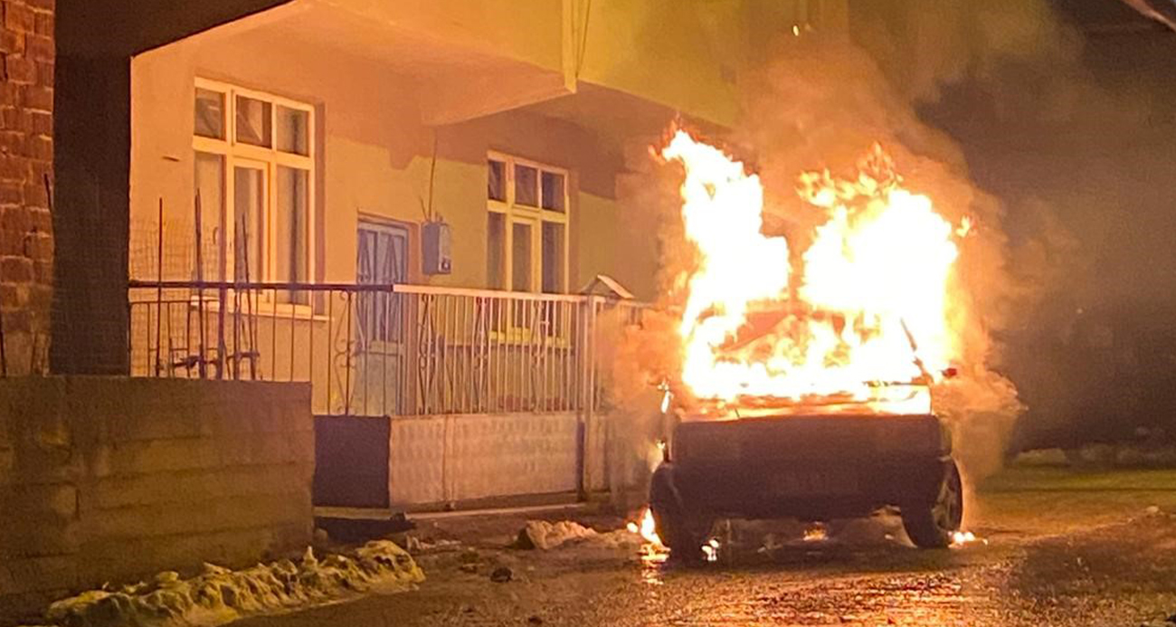 Karabük’ün Yenice ilçesinde park halindeki otomobil alevlere teslim olurken, yangın itfaiye ekiplerinin hızlı müdahalesiyle çevredeki evlere sıçramadan söndürüldü
