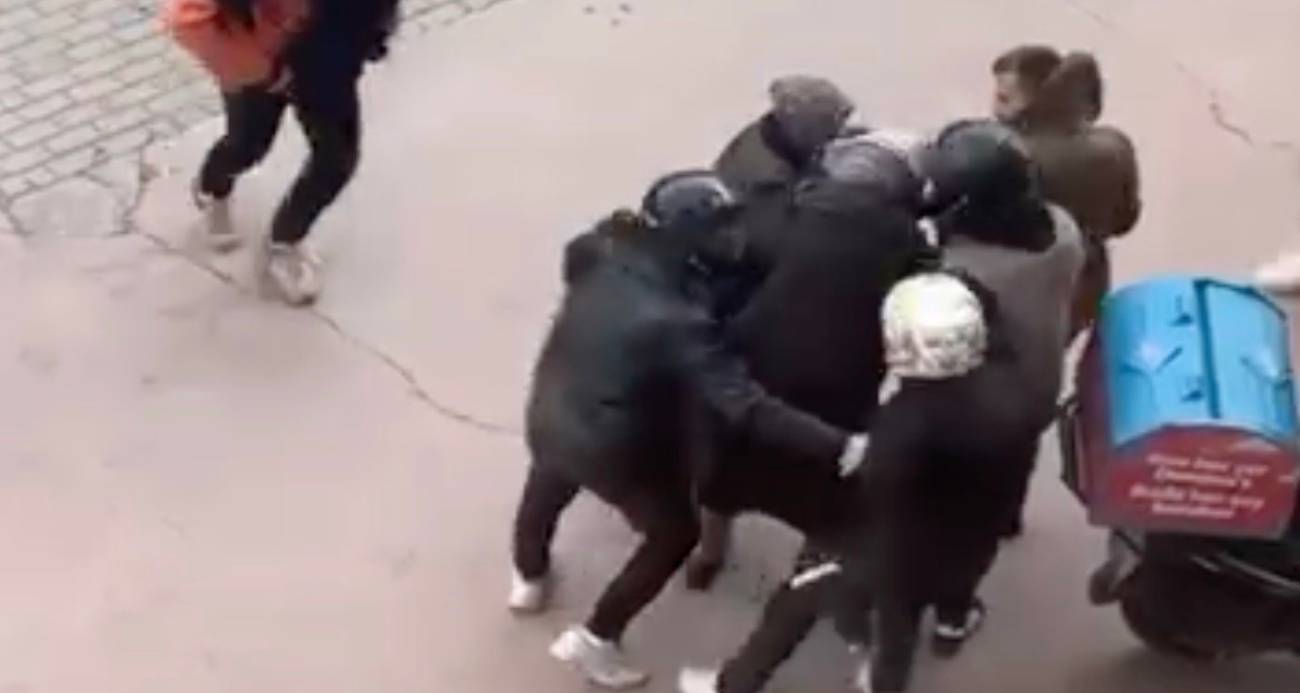 Bursa’da lodosa yakalanan yaşlı kadına kuryeler siper oldu