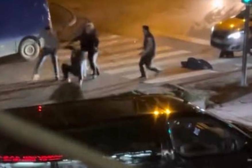 Kavga esnasında yola savrulan çocuk yürekleri ağza getirdi