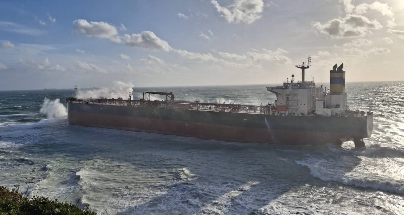 Bozcaada açıklarında boş ham petrol tankeri karaya oturdu