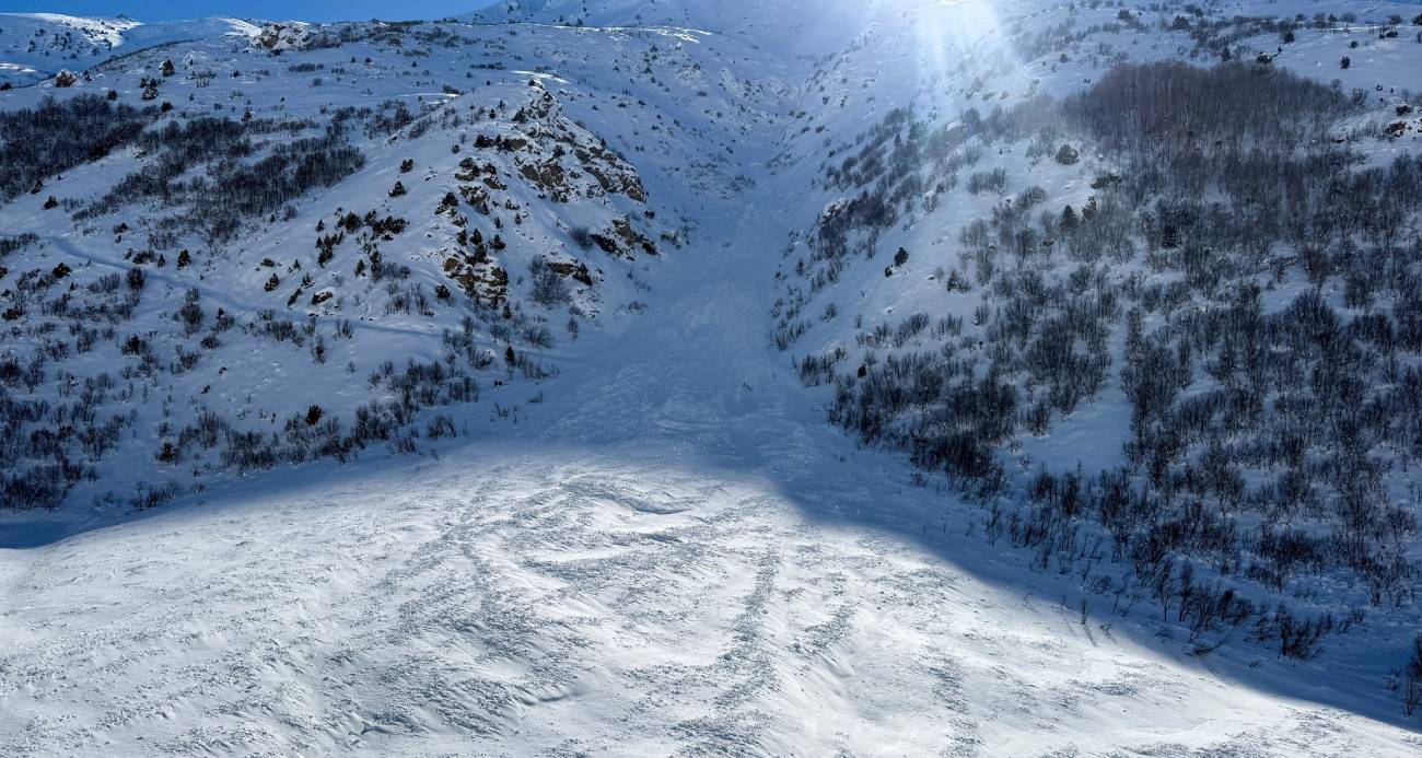 Van-Çatak yolu çığ düşmeleri nedeniyle 4 gündür ulaşıma kapalı