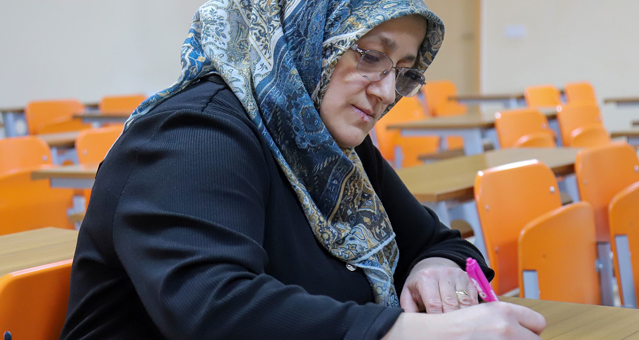 Gümüşhane Üniversitesi Coğrafya Bölümü öğrencisi 45 yaşındaki Sibel Bal, kızıyla birlikte girdiği üniversite sınavını kazanarak hayallerinin peşinden gitmeyi başardı. Hem çalışıp hem ev işlerini yürüten Bal, aynı zamanda üniversite sıralarında gençlerle birlikte eğitim görerek azmin ve sorumluluğun en güzel örneğini sergiliyor.