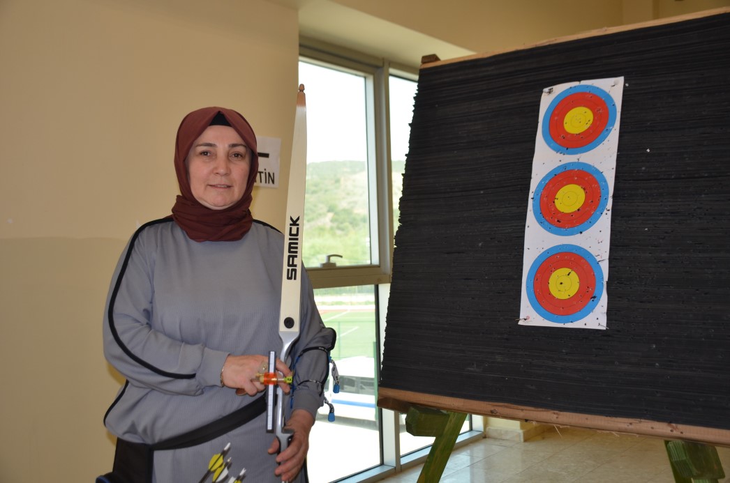 Osmanlı dizilerinden etkilendi, 48 yaşında okçuluğa başladı