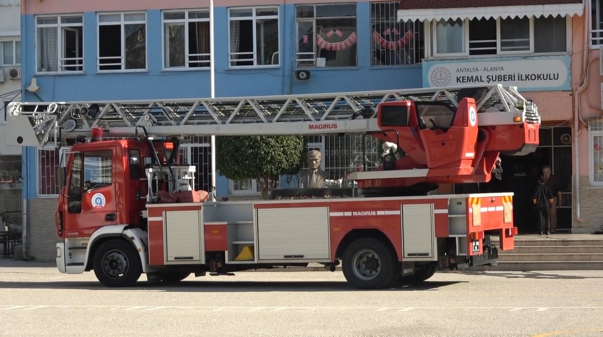 Alanya’da ilkokul sınıfının klima ünitesinde çıkan yangın korkuttu