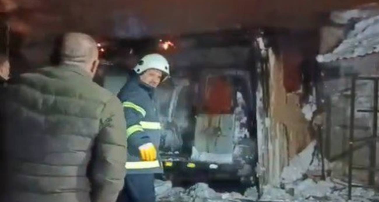 Kars’ta donmasın diye altında ateş yakılan araç alev topuna döndü