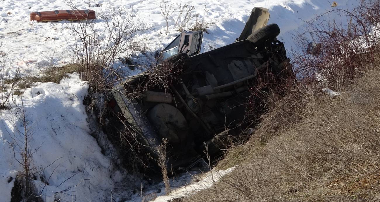 Kastamonu’da sollama sırasında kontrolden çıkan Fiat Tofaş marka otomobilin şarampole yuvarlanması sonucu 1’i ağır 4 kişi yaralandı.