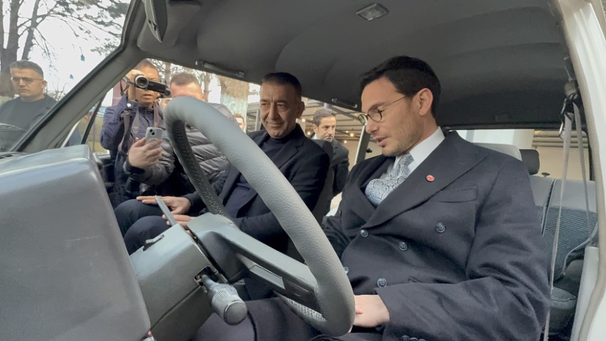 Efsane valinin oğlu 45 yıl sonra babasının makam aracını belediye hizmetine aldı