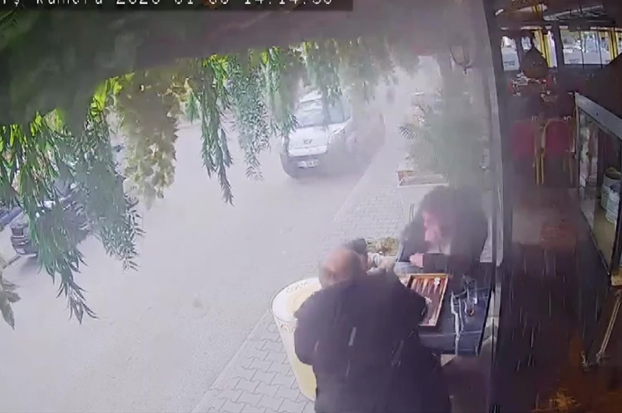 Klima borusu bomba gibi patladı: Müşteriler sokağa kaçtı