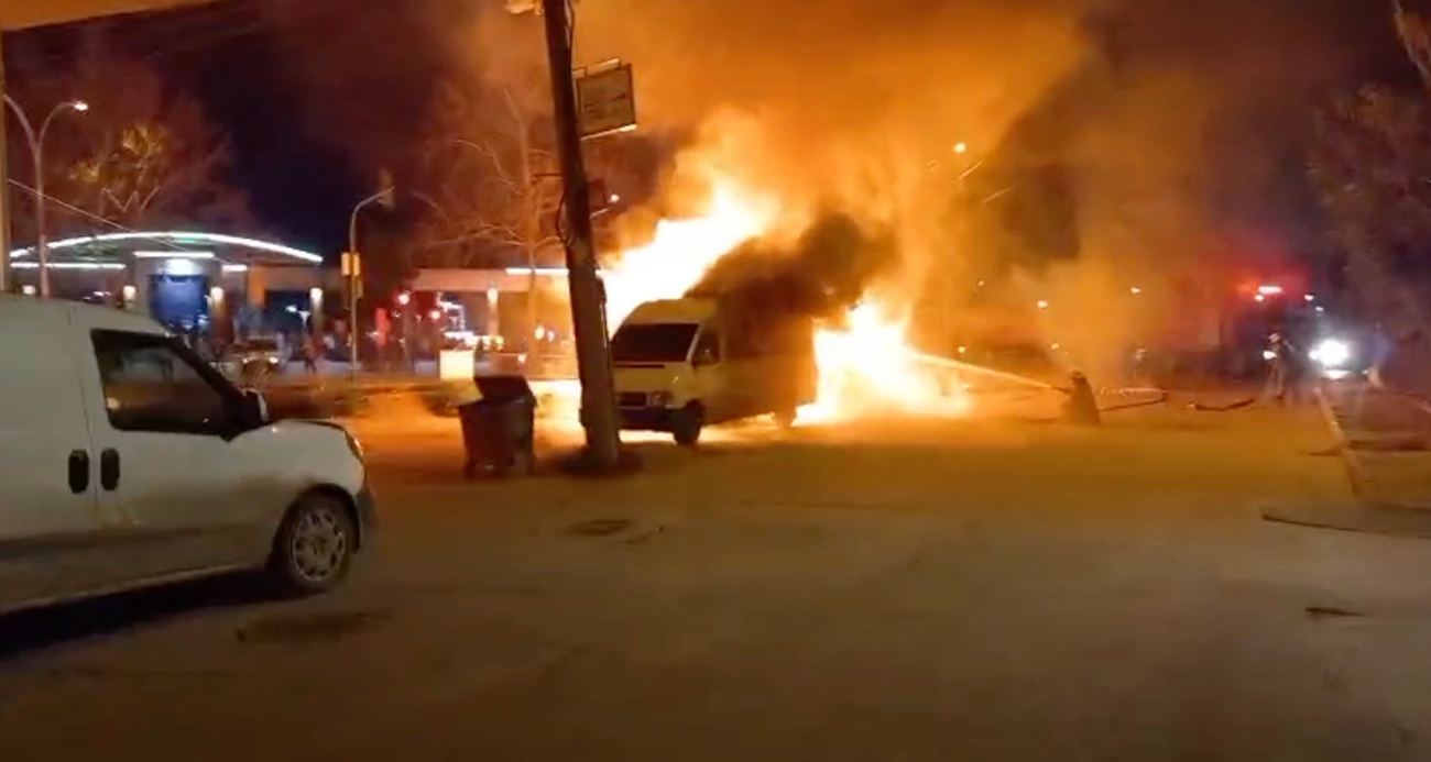 Bursa korkutan yangın: Baraka ve minibüs alev topuna döndü