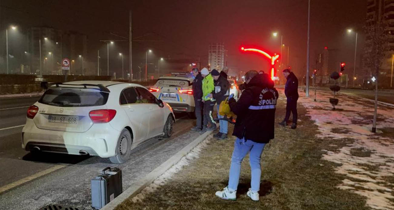 Polise çarpıp kaçan şahıs, olay yerine gelince yakayı ele verdi: 1’i polis 2 yaralı