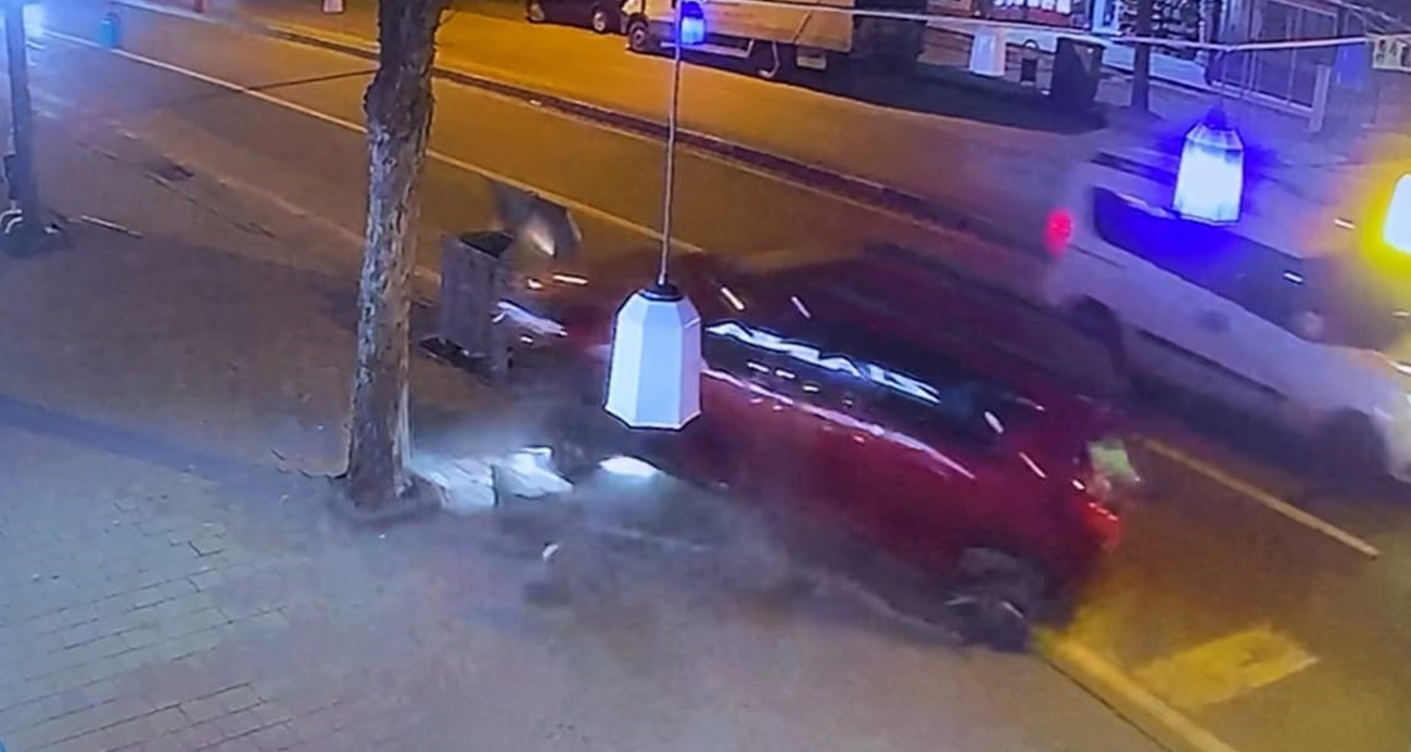 Fren yerine gaza bastı, 2 kişi yaralandı