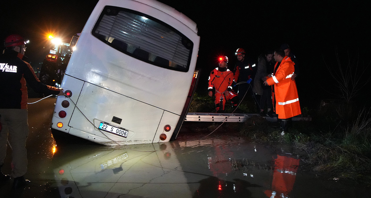 Edirne’de minibüs sulama kanalına düştü: Mahsur kalanlar kurtarıldı