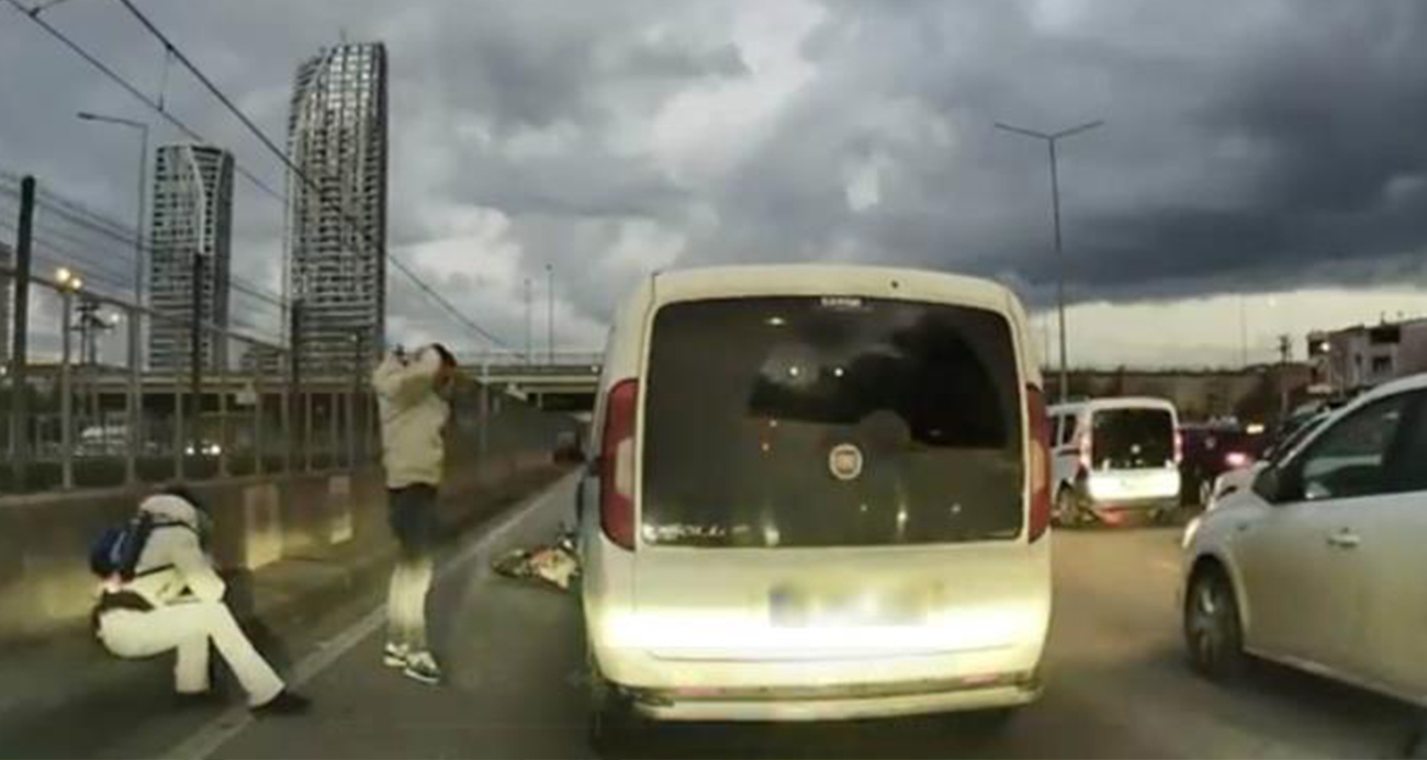 Bursa’da pes dedirten anlar: Motosikletliyle çarpıştı, ilk işi aracına bakmak oldu