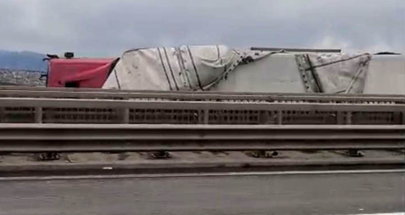Kuzey Marmara Otoyolu’nda şiddetli fırtına: 2 tır devrildi